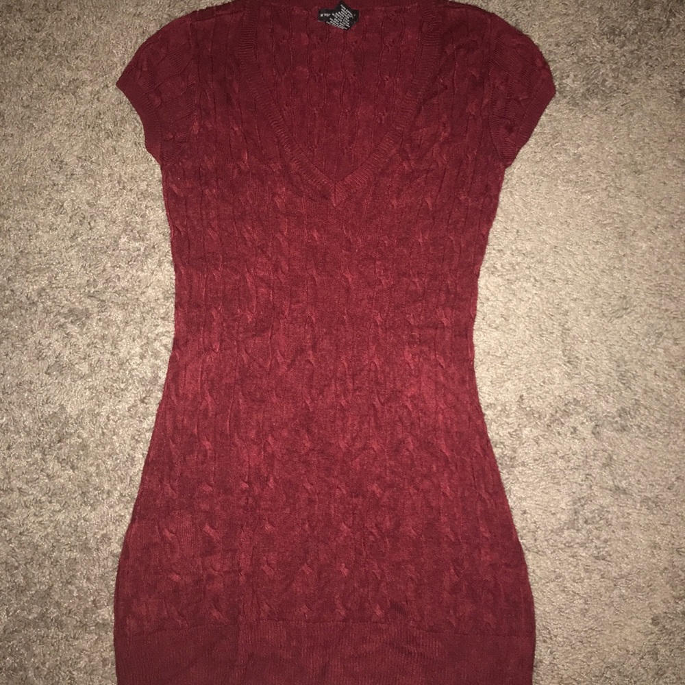 short sleeved maroon sweater